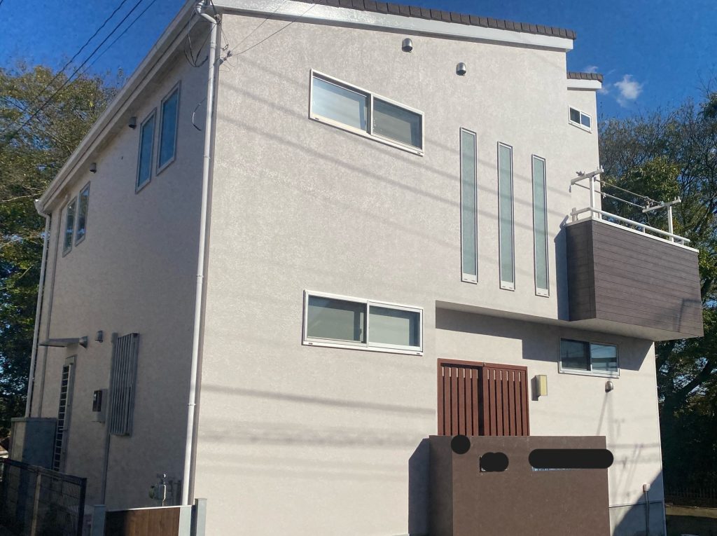 施工前の写真です。築10年で外壁はメインがモルタルですが、ベランダ部分はサイディングになっています。