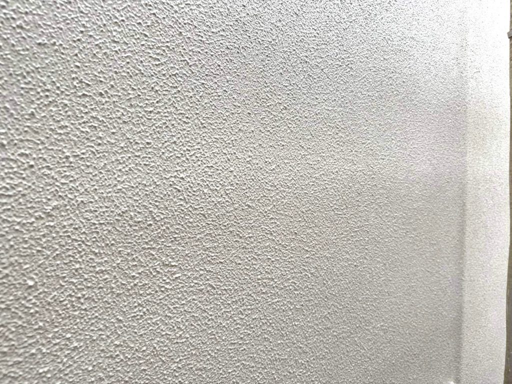 マスチック工法を行った後の外壁の様子です。ここから色がつく中塗り・上塗りの工程に入っていきます。