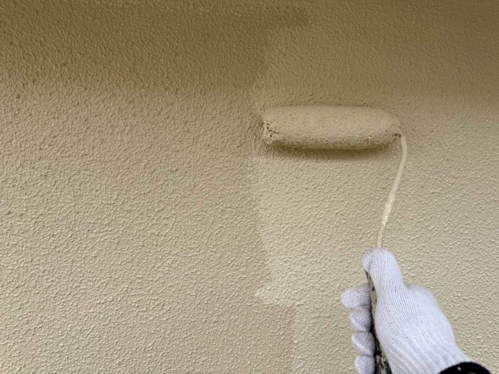 上塗りは塗装最後の工程になります。ユウマペイントでは下塗り2回・中塗り・上塗りの合計4回塗りを基本としています。モルタルの場合、ひび割れを発生させにくくするマスチック工法を行うことでひび割れリスクの軽減だけでなく密着力の向上にもつながることから、紫外線・雨風から家を守る高機能な防御層を作る重要な役割を果たしていると考えています。