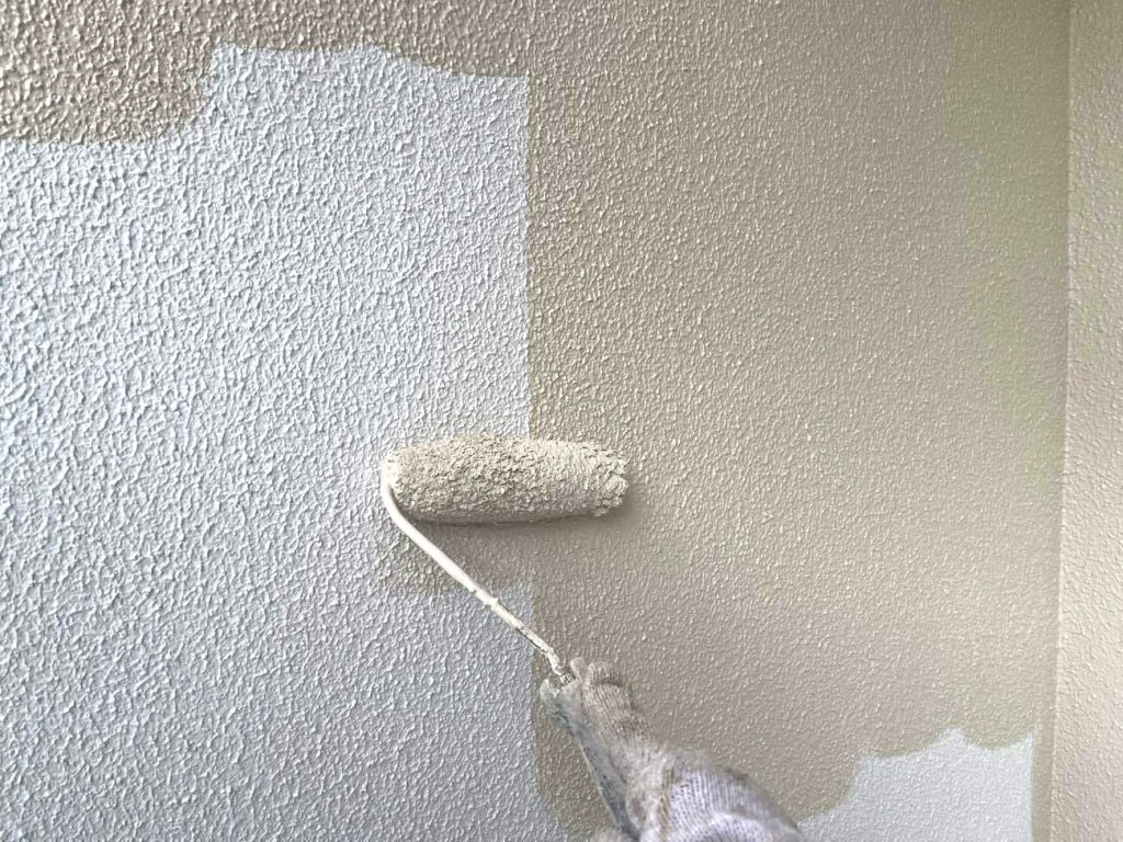 外壁の中塗りを行います。中塗りは、耐久性と美観を確保するために不可欠です。中塗りにより塗膜の厚み（膜厚）を確保し、紫外線や雨水から外壁を保護し、色ムラのない美しい仕上がりを実現します。