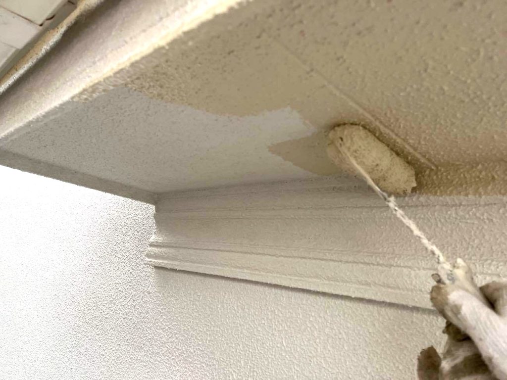 軒天もモルタル造なので、外壁に使用する中塗り材と同じ塗料で施工します。