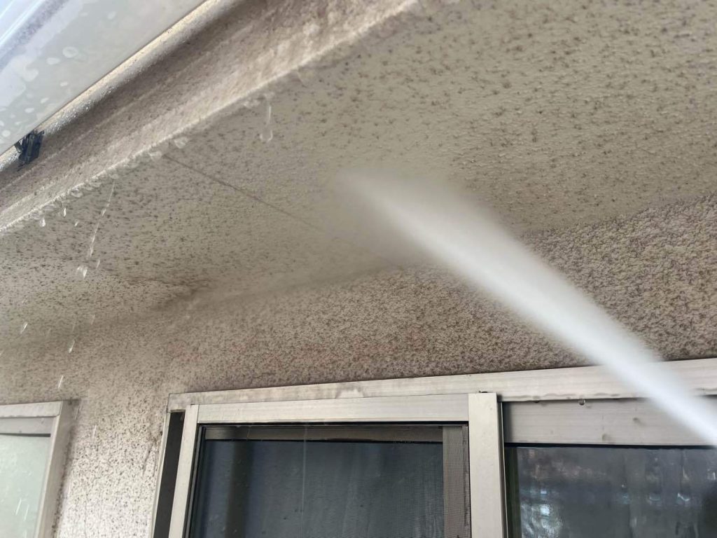 足場を設置した次の工程は高圧洗浄です。高圧洗浄は、塗装を長持ちさせるために非常に重要な工程です。高圧洗浄機で屋根が外壁の汚れや古い塗膜を落とすことで、新しい塗料がしっかりと密着し、剥がれやひび割れを防ぐための大切な工程になります。