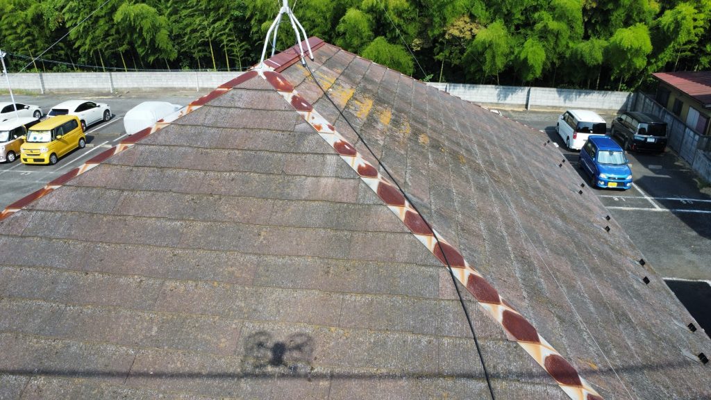 屋根板金部分が経年により劣化しています。今回は大棟部分の交換をしました。