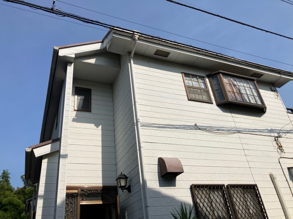 外壁塗装前の全景写真です。築35年で1回目の塗装工事です。