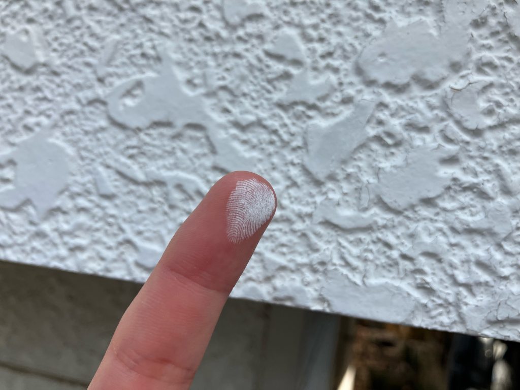 外壁はサイディングです。経年によりチョーキングが発生しています。チョーキングの発生は防水機能が低下している判断基準の一部になります。