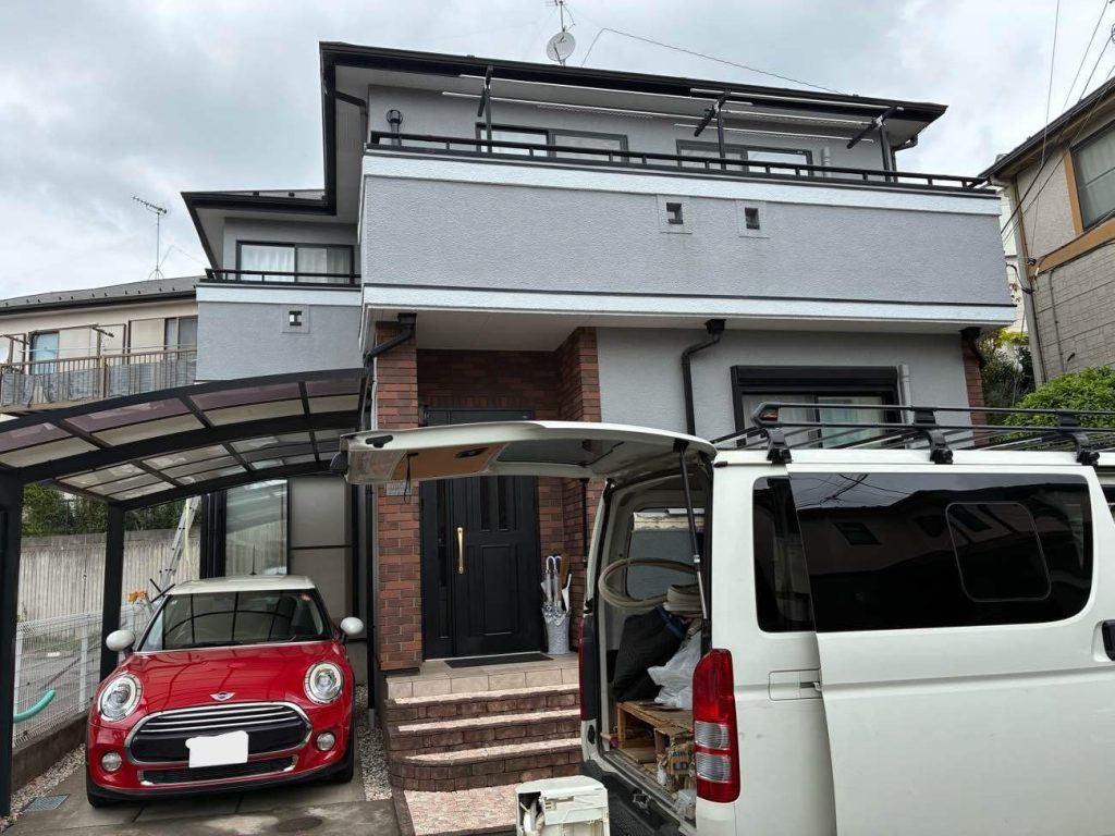 施工前の全景写真です。築25年で、外壁はモルタルです。