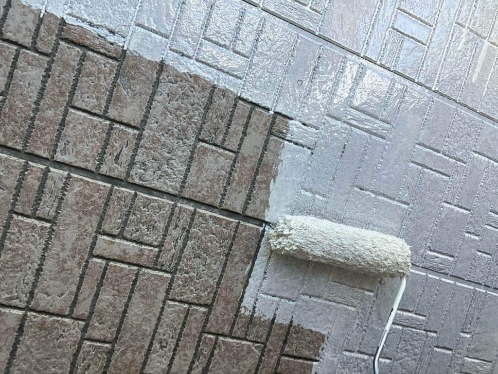 ユウマペイントでは、下塗りを2回に分けています。2回にすることにより高耐久の上塗り塗料の密着力が高まります。窯業系サイディングの外壁の場合、下塗り1回目には、日本ペイントファイン浸透シーラー、2回目には日本ペイント水性シリコンエポサーフを使用します。