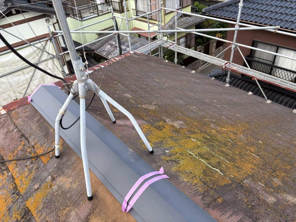 下地処理後棟板金を被せます。接合部は水の浸入がないようにコーキング処理を施します。