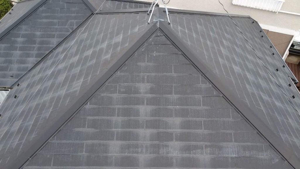 コロニアネオの屋根はヒビや欠けが発生している状態が多くあります。その脆さから、塗装工事で守ることができない屋根のため、塗装工事を検討されている方は注意が必要です。ユウマペイントの場合は、下地の状態によってカバー工法か葺き替えを推奨いたします。