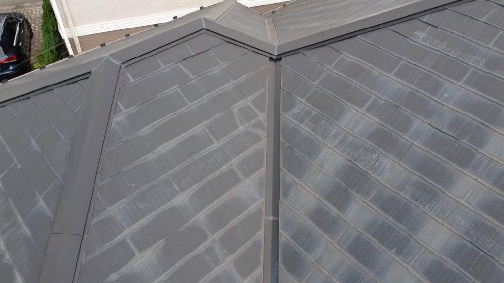 屋根はコロニアルネオという素材です。コロニアルネオとは、2001年にクボタから販売されたノンアスベストのスレート屋根です。アスベストが入っていない屋根なので素材がとても脆いため、経年でヒビや割れ、欠けが発生しやすい素材です。