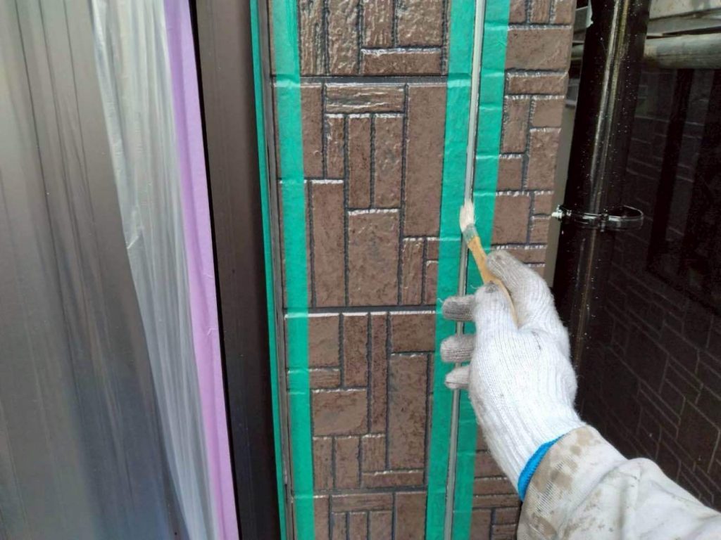 ユウマペイントでは、シーリングの撤去・打ち替えが標準仕様です。古いシーリングを撤去後にプライマーを塗布し、シーリング材を注入します。使用するシーリング材はサンライズ SRシールH100、15年の高耐久で柔軟性あるシーリング材です。