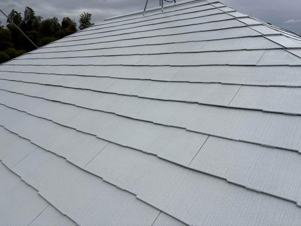 高圧洗浄後に屋根を塗装します。ユウマペイントでは、下塗り2回+中・上塗りの計4回仕上げになります。