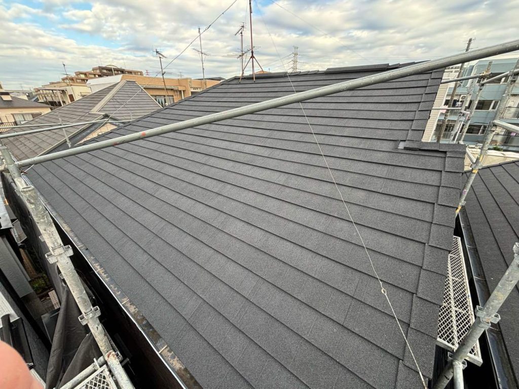 屋根材はジンカリウム鋼板の表面に石粒が焼き付けれたディーズルーフィングのディプロマットを使用します。