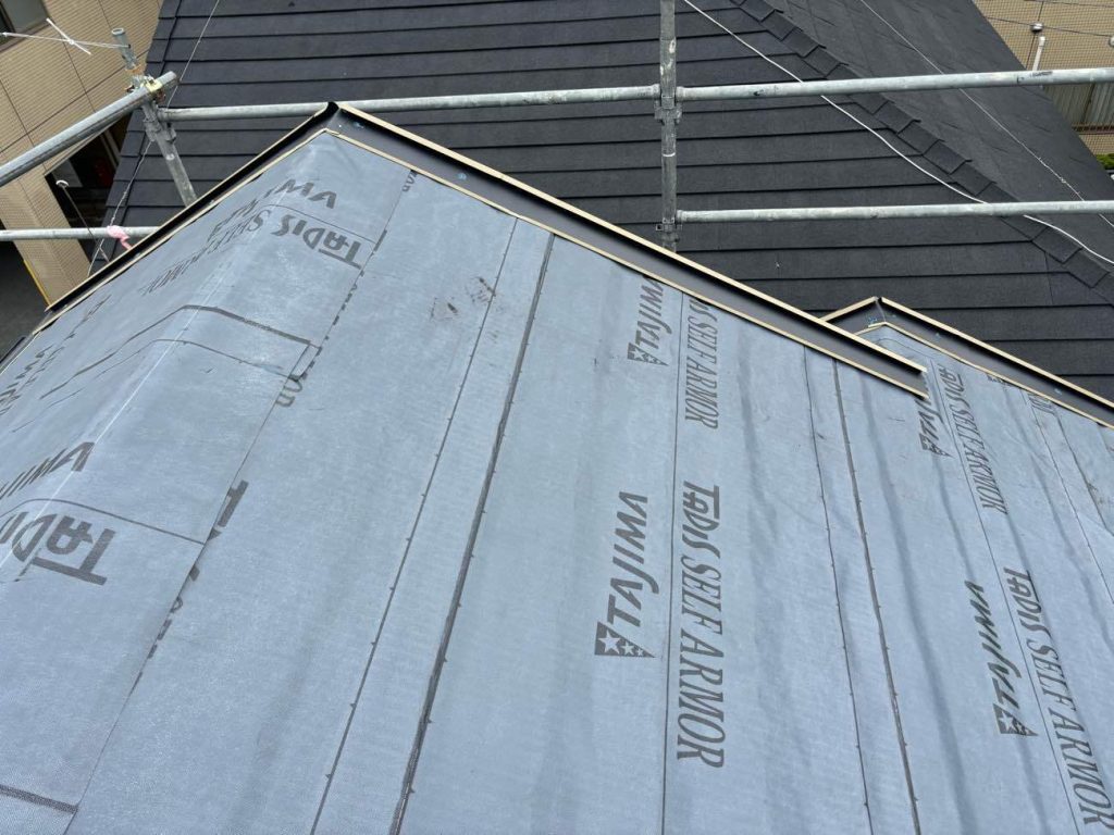 屋根は自着式の防水紙（田島ルーフィング タディスセルフアーマー）を使用します。穴をあける必要がない防水紙なので、漏水のリスクを軽減できます。