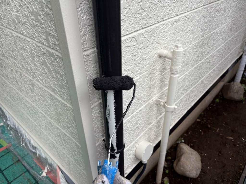 下地処理を行い付帯部の塗装も行います。付帯部はケレン、下塗り（シーラーや錆止め）を行い、フッ素UVコート溶剤で仕上げます。雨樋塗装時はケレンの際シンナー葺き（脱脂）作業を行います。これにより塗膜との密着性が高まります。