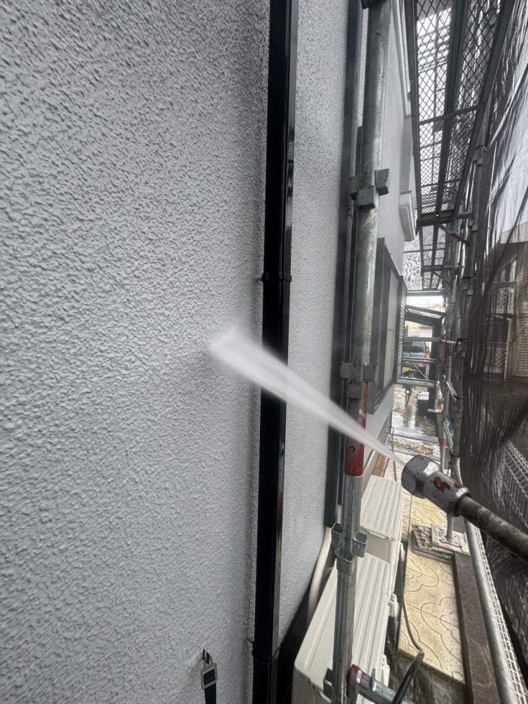 おうち全体を高圧洗浄で洗い流します。屋根はカバーを行いますが、屋根もしっかりと洗い流します。高圧洗浄は、塗装を長持ちさせるために非常に重要な工程です。高圧洗浄機で屋根が外壁の汚れや古い塗膜を落とすことで、新しい塗料がしっかりと密着し、剥がれやひび割れを防ぐための大切な工程になります。