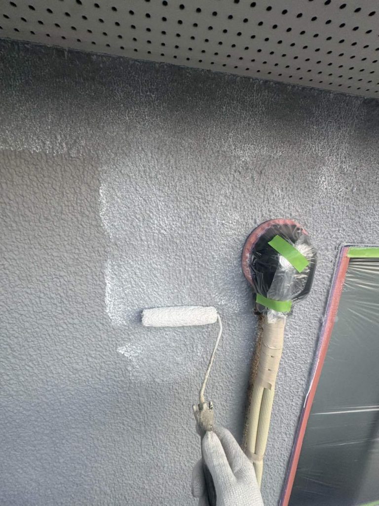 ユウマペイントでは下塗りを2回行います。モルタルの場合、水性カチオンシーラーで1回目を、アンダーフィラー弾性エクセルで2回目を行います。モルタル外壁に下塗りを2回行う理由は「密着力を高める」「ひび割れを発生しにくくする」の2つがあります。