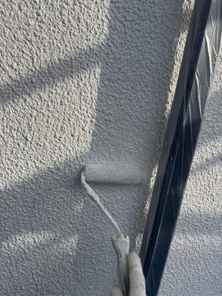 中塗り・上塗りは日本塗装名人社UVアクアコートでカラーはSC-05、ライトグレー系。