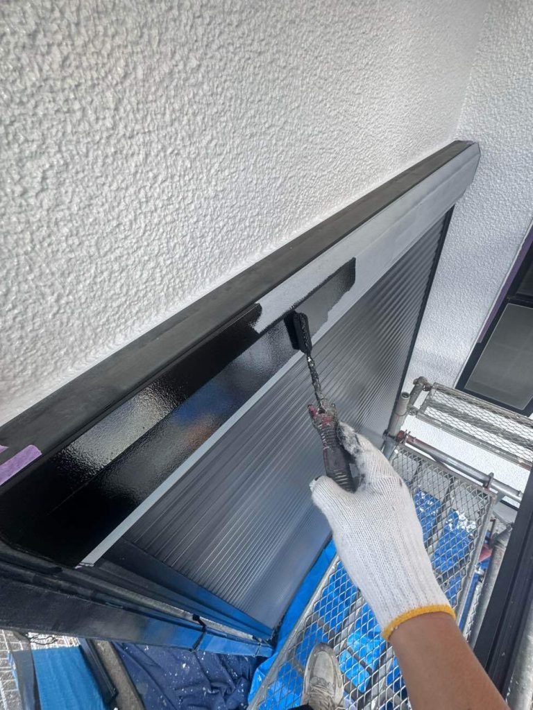 下地処理を行い付帯部の塗装も行います。付帯部はケレン、下塗り（シーラーや錆止め）を行い、フッ素UVコート溶剤で仕上げます。