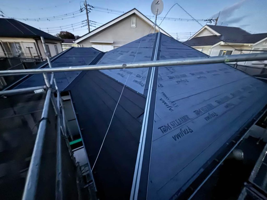 屋根材はジンカリウム鋼板の表面に石粒が焼き付けれたディーズルーフィングのディプロマットを使用します。