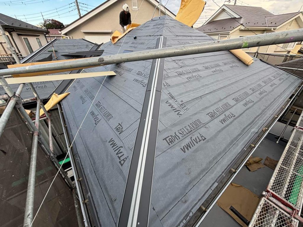 屋根は自着式の防水紙（タディスセルフアーマー）を使用します。穴をあける必要がない防水紙なので、漏水のリスクを軽減できます。