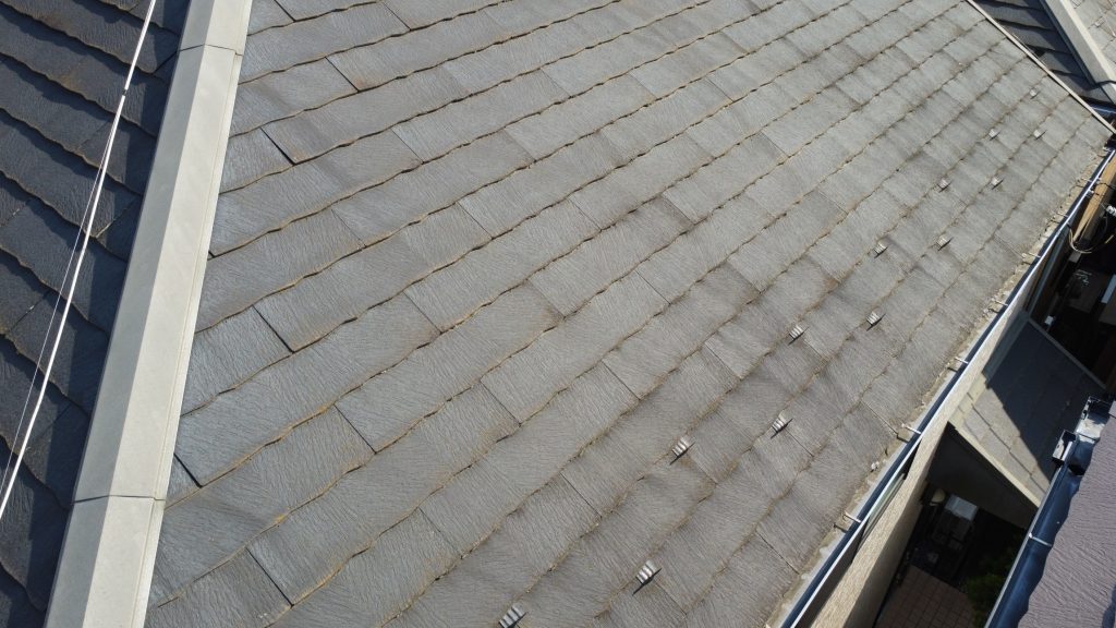 屋根はエコウーノ（エコシンプル）というスレート屋根の種類です。波打ったような模様が特徴で、この特徴から塗装時にタスペーサーの挿入が十分にできないため、屋根カバー工法か葺き替えのご提案となります。