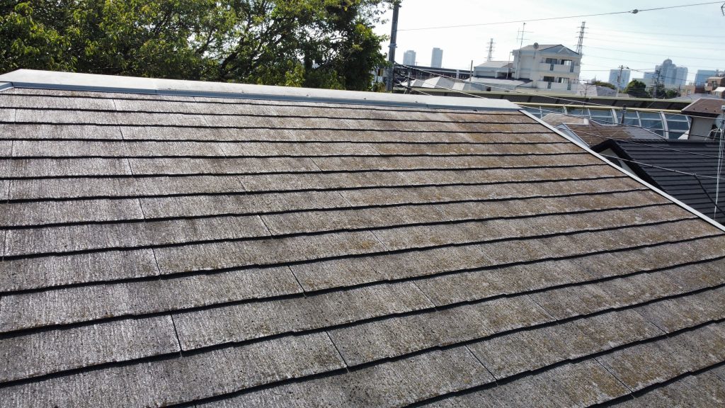 紫外線の照射や酸性雨・風等の厳しい自然環境下に晒され、経年と共に保護塗料の風化が進み、塗膜の剥離や艶消え・色褪せ・褪色を起こしていました。