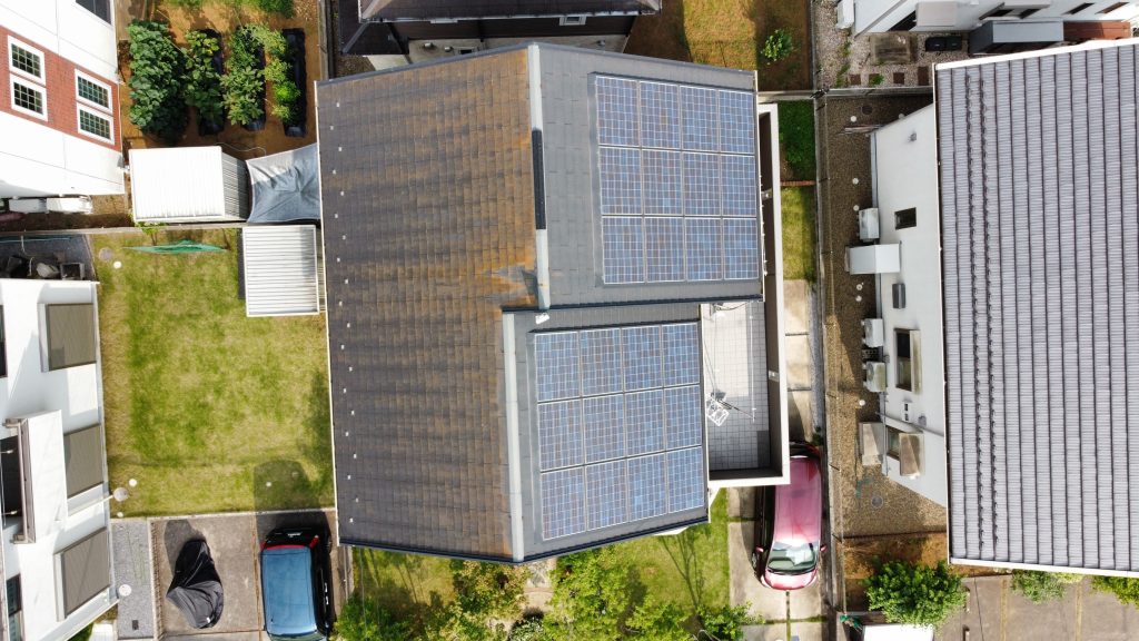 屋根の施工前の航空全景写真です。北面にコケの発生が見受けられます。