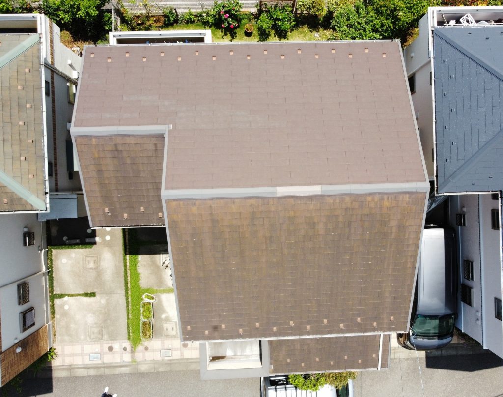 施工前の屋根です。素材はスレート（コロニアル）です。塗装が可能な屋根材なので、塗装で施工いたします。