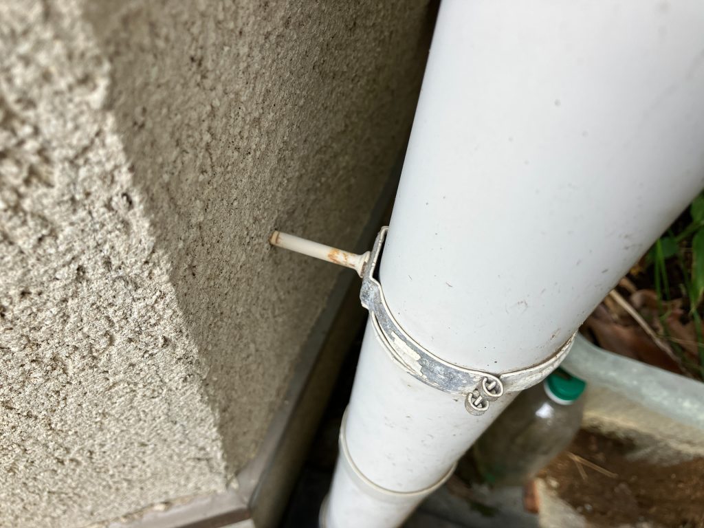 屋根外壁以外に塗装が必要な部分の調査を行います。写真は雨樋です。支持金物の錆や変形、色褪せなどを見ていきます。