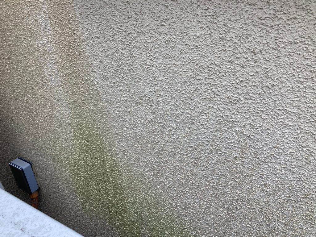 モルタル外壁の施工前です。コケの発生が見受けられます。また、防水性が低下していることにより雨水をはじけていない部分も見受けられました。