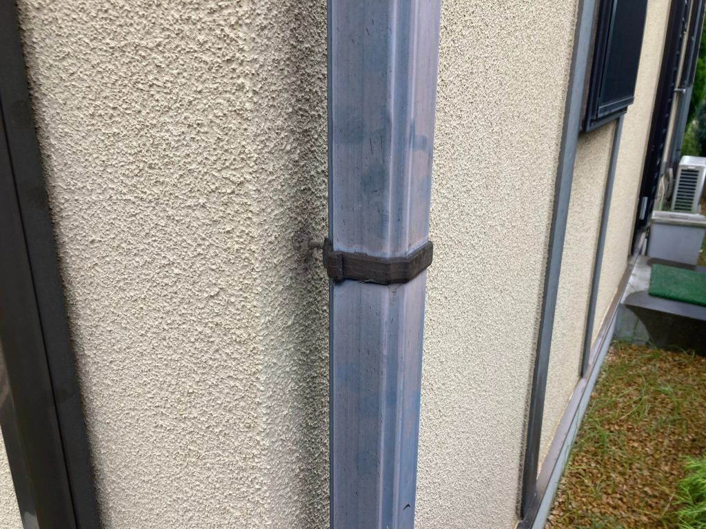 屋根外壁以外に塗装が必要な部分の調査を行います。写真は雨樋です。支持金物の錆や変形、色褪せなどを見ていきます。