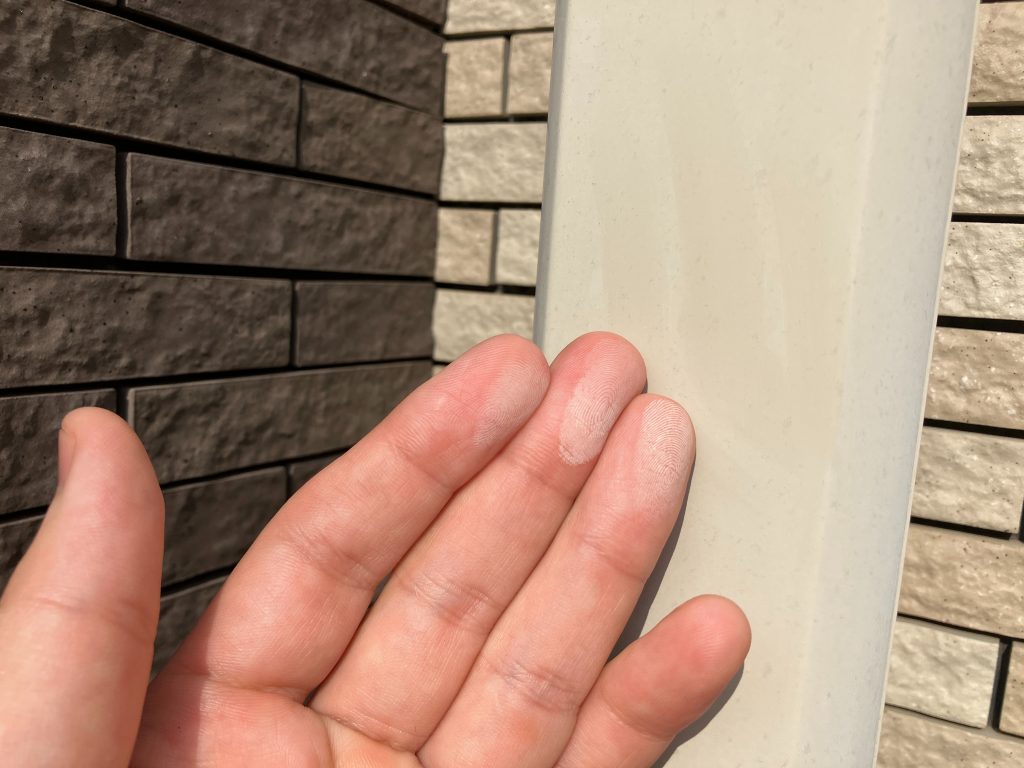 施工前の付帯部（雨樋）写真です。外壁はタイル貼りですが、付帯部は経年劣化でチョーキングが発生します。