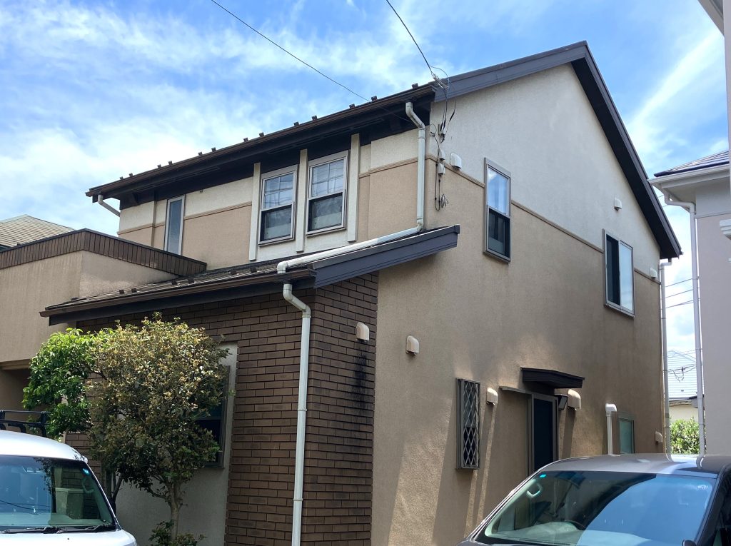 施工前の写真です。築15年で1回目の塗装工事です。外壁はモルタルです。