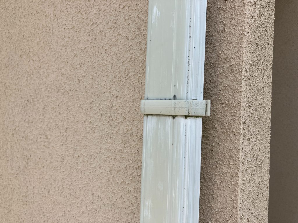 屋根外壁以外に塗装が必要な部分の調査を行います。写真は雨樋です。支持金物の錆や変形、色褪せなどを見ていきます。