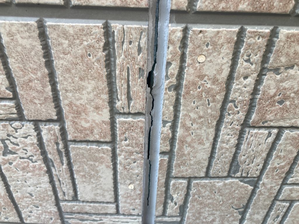 施工前のシーリングの写真です。経年による硬化から破断が見受けられます。