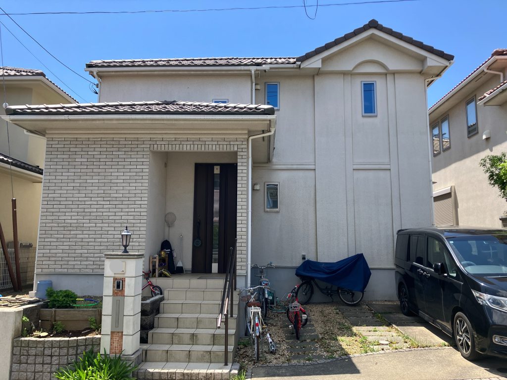 施工前の全景写真です。築12年で1回目の塗装工事です。