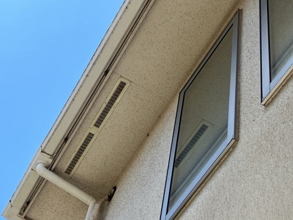 施工前の付帯部です。雨樋や破風板、軒天などを付帯部と言います。軒天はモルタル仕様なので、外壁と同じ色で施工します。