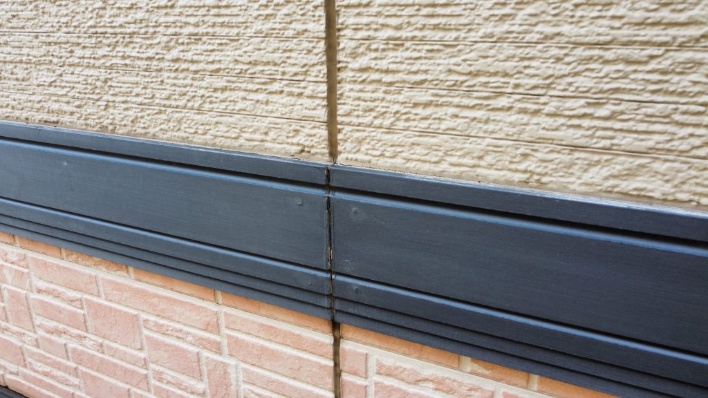 施工前の外壁の写真です。外壁の経年劣化が見受けられます。また、幕板・シーリングも劣化が見受けられます。