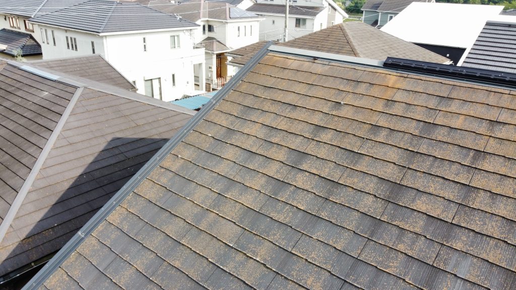 屋根施工前北面の写真です。日の当たらない面はコケの発生が著しくなります。