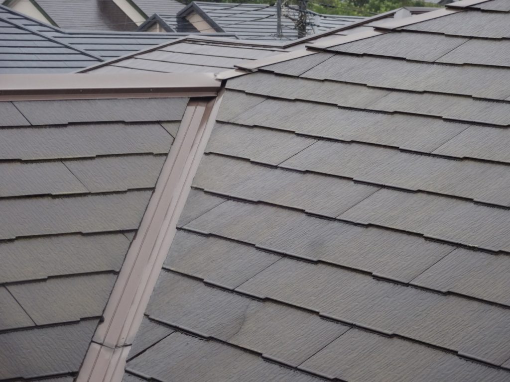 施工前の屋根の写真です。コロニアルネオのため、今回は屋根カバー工法の施工になります。コロニアルネオは耐久性が低いため塗装したとしても塗装後に割れや欠けが発生するため塗装では十分に守ることができません。