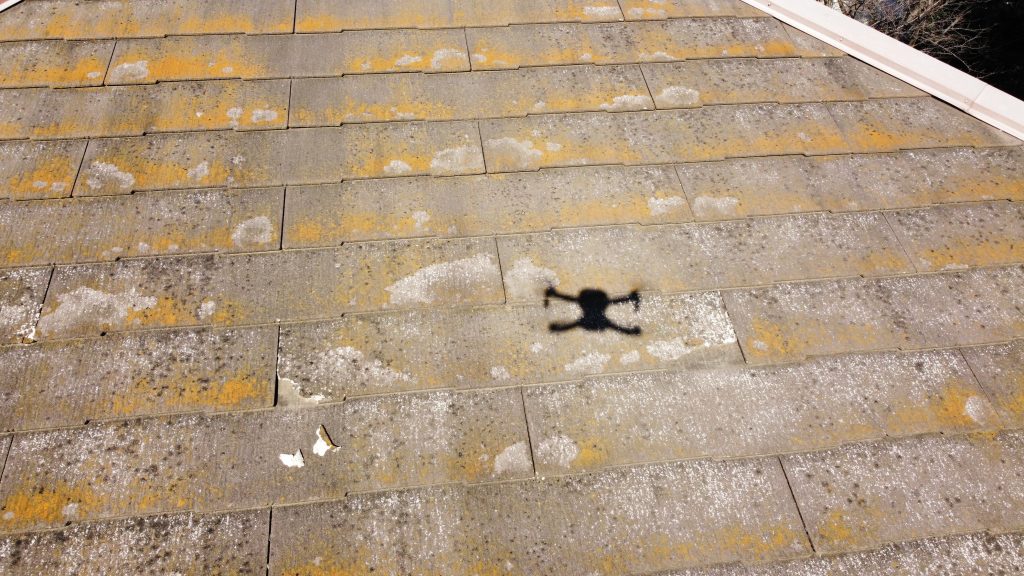 施工前の屋根の写真です。コロニアルネオのため、今回は屋根カバー工法の施工になります。コロニアルネオは耐久性が低いため塗装したとしても塗装後に割れや欠けが発生するため塗装では十分に守ることができません。