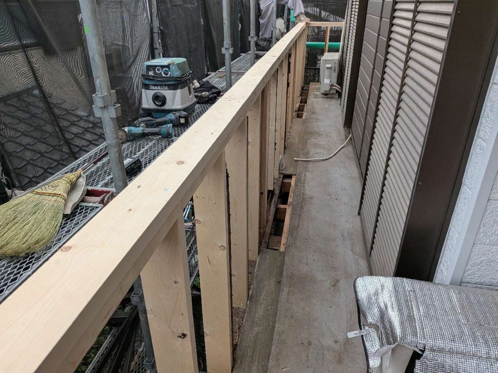 今回、ベランダが経年により下地から傷んでいたため、べレンダ部分のみ改修工事をしました。写真は下地造作の様子です。