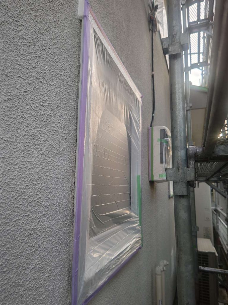 高圧洗浄後、窓やガスメーターなど塗装しない箇所に養生をします。窓などに塗料が付着しないようにする重要な工程です。