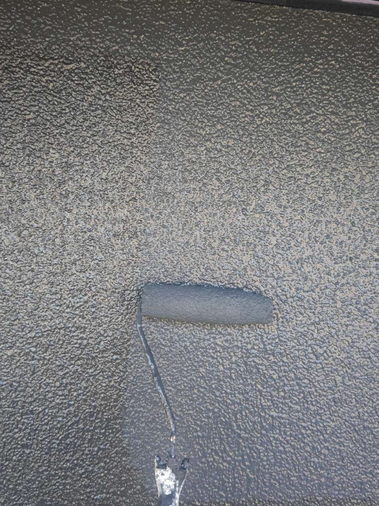 上塗りを行う様子です。ユウマペイントでは、中塗りと上塗りは同色です。見た目と品質に影響が出る大事な工程ですので、塗り漏れやムラが出ないよう丁寧に施工いたします。