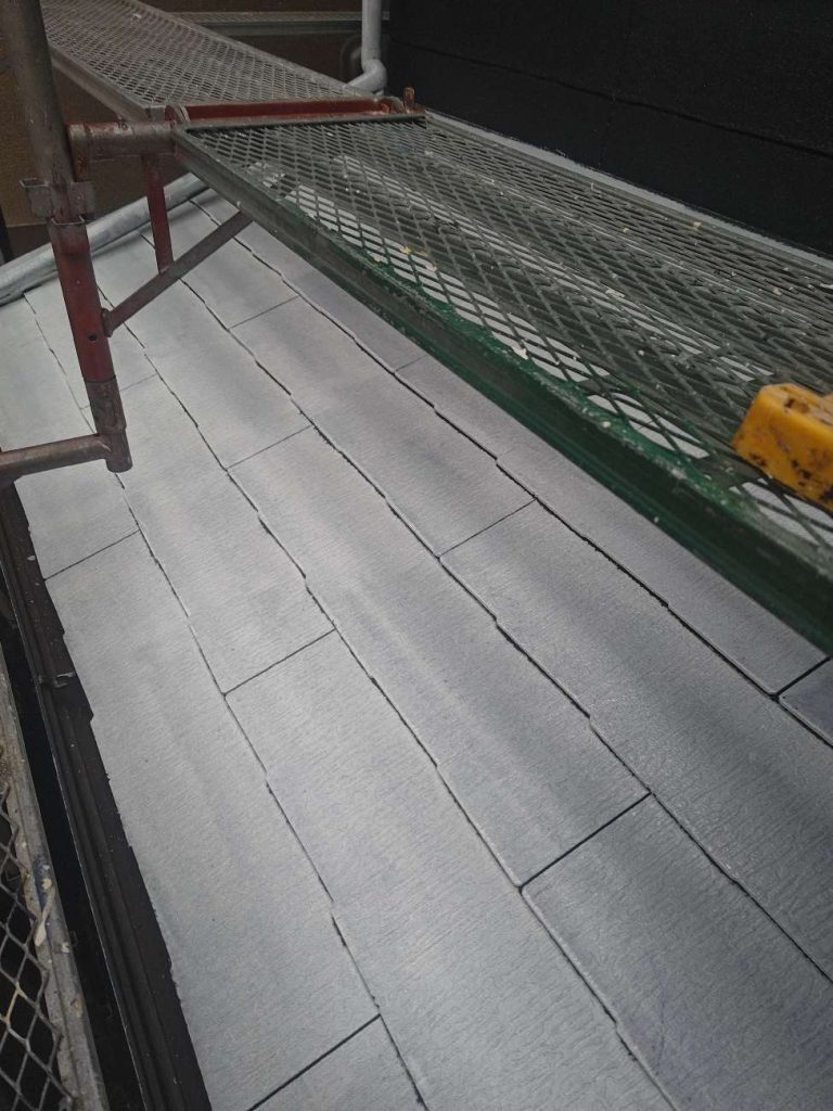 スレート屋根の場合、1回目はファイン浸透シーラーという下塗り材で施工します。1回目の下塗りの目的は、吸い込み止めです。劣化すると「毛細管現象」で塗料を吸い込んでしまう現象が発生し、その吸い込みを止めてくれるのが1回目の下塗りなのです。