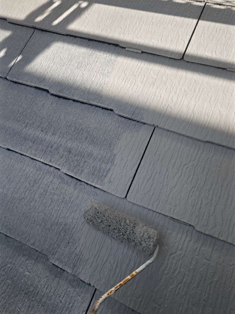 2回目の下塗りを行う様子です。使用塗料は日本塗装名人社 UVルーフプライマーSiです。2回目の下塗りの目的は、強固な密着層を作ることで、剥がれやひび割れを防ぐことです。その後中・上塗りをし屋根を仕上げます。