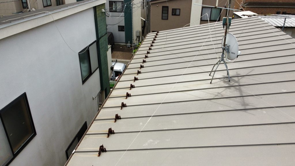 ガルバリウム鋼板屋根の施工前写真です。屋根の現地調査時に見るポイントは色褪せや塗膜の浮きや剥がれ、錆の発生などです。このご自宅は雪止めから錆が発生している状態でした。