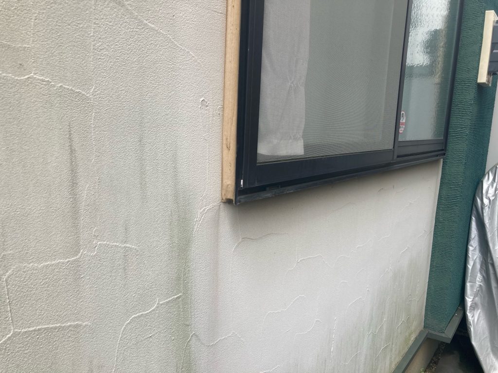 現地調査時にチェックするポイントはひび割れの長さや太さ、本数、カビやコケの付着、チョーキング現象が出ているか、塗膜の浮きや剥がれなどです。