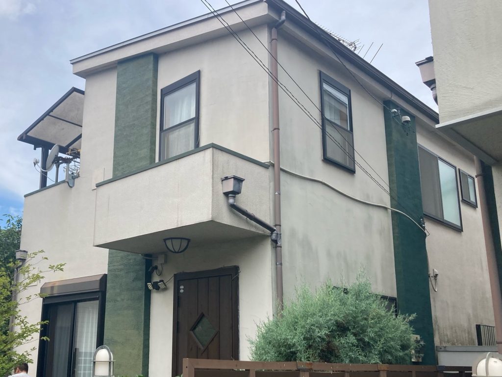 施工前の全景写真です。外壁の素材はモルタルです。たしかに全体的にカビや汚れの付着が多く見られました。植栽や庭木がご近所さん含め多いので、湿気が停滞しやすい環境が作られている可能性がありそうと判断しました。